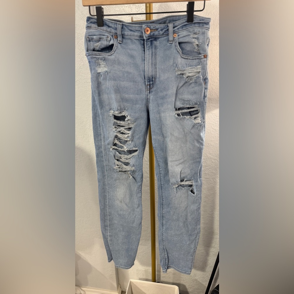 American Eagle Distressed Straight Mom Jeans Size 6 Long Light Wash Ripped Denim - Picture 2 of 14